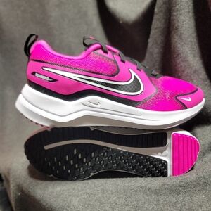 Nike Cosmic Runner Grade School road running shoe Size 5Y